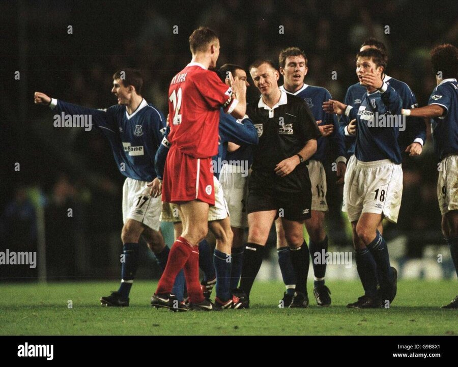 referee-graham-poll-c-is-surrounded-by-every-everton-player-after-G9B8X1.jpg