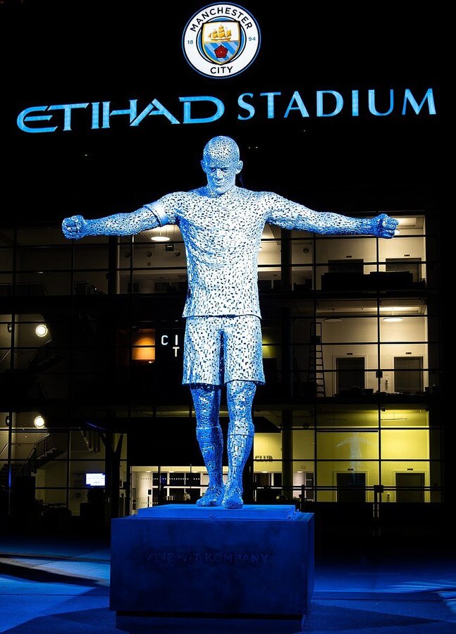 Vincent_Kompany_statue_-_Etihad_Stadium.jpg
